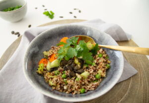 Bowl mit Quinoasalat und Erbsen