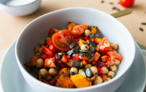 Kürbissalat in Schüssel auf dem Tisch