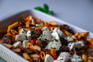 Auflaufform mit allen Zutaten für Penne alla Siciliana