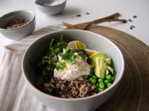 Zubereitete Bowl auf dem Esstisch